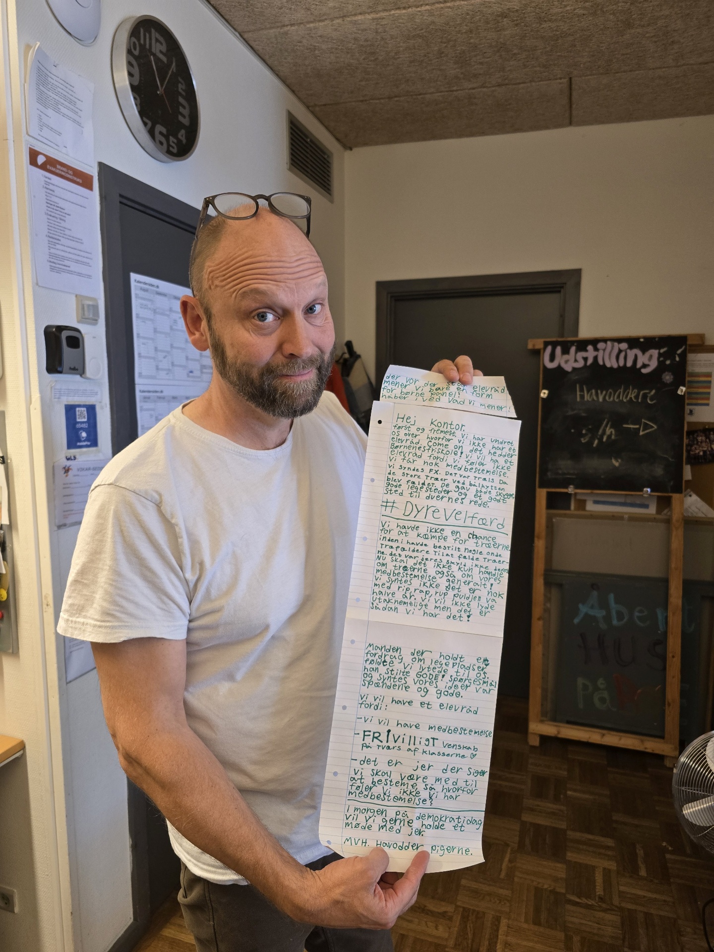 Børn arbejder med kreative projekter i fællesskab