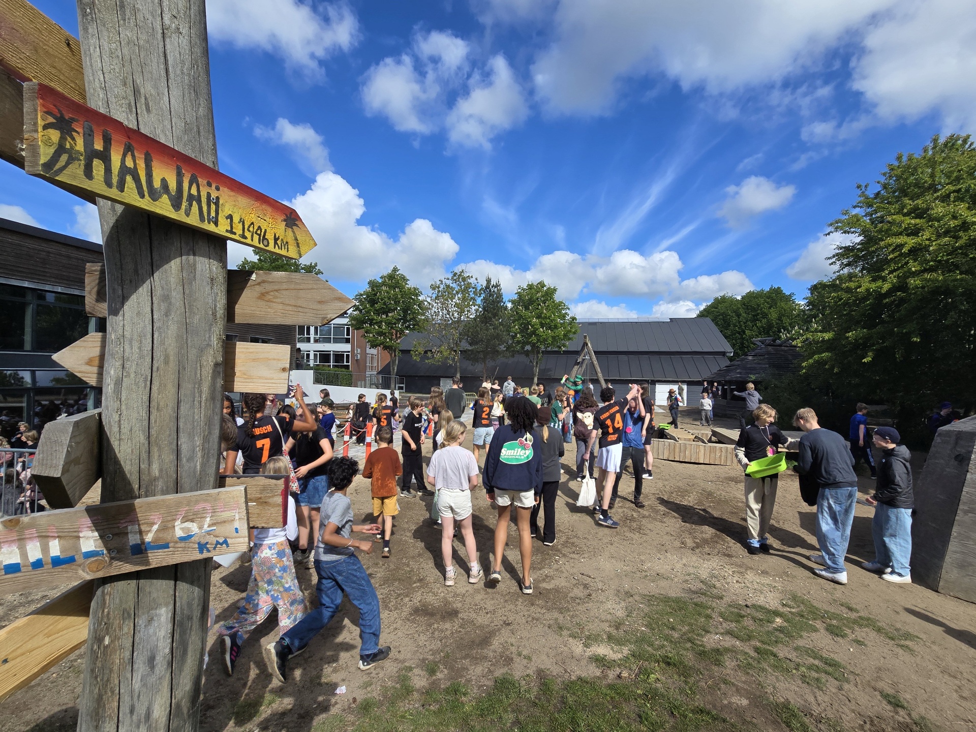 Forældre og barn taler med skolens kontor