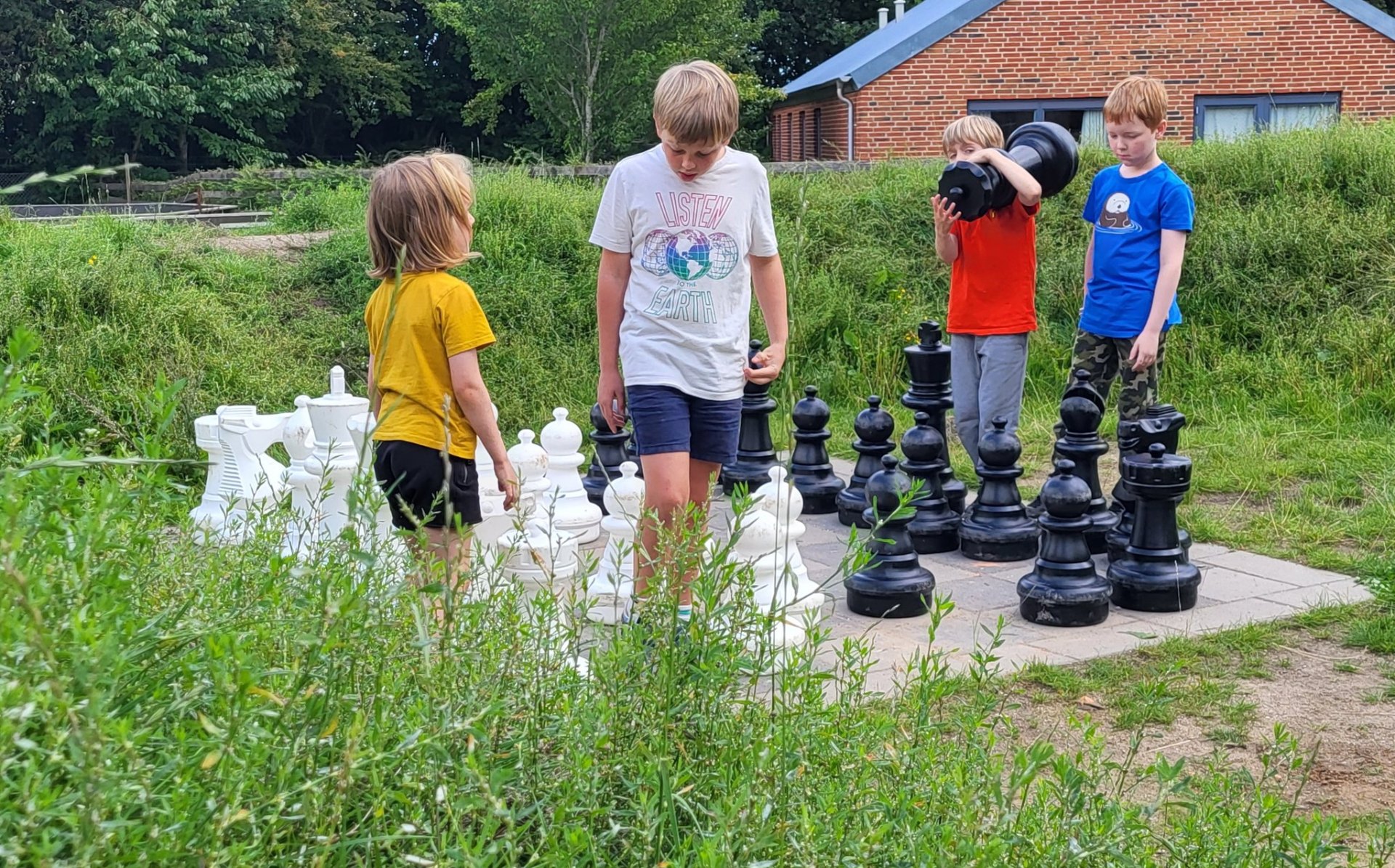 Børn leger i naturen